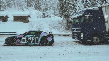 Nissan GT-R sleept vrachtwagen door de sneeuw