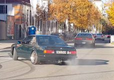 Klassieke BMW 6 Serie crasht na meeting in München
