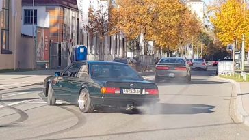 Klassieke BMW 6 Serie crasht na meeting in München