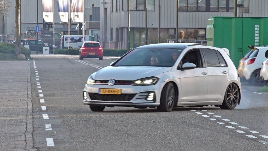 Volkswagen Golf GTI probeert te driften