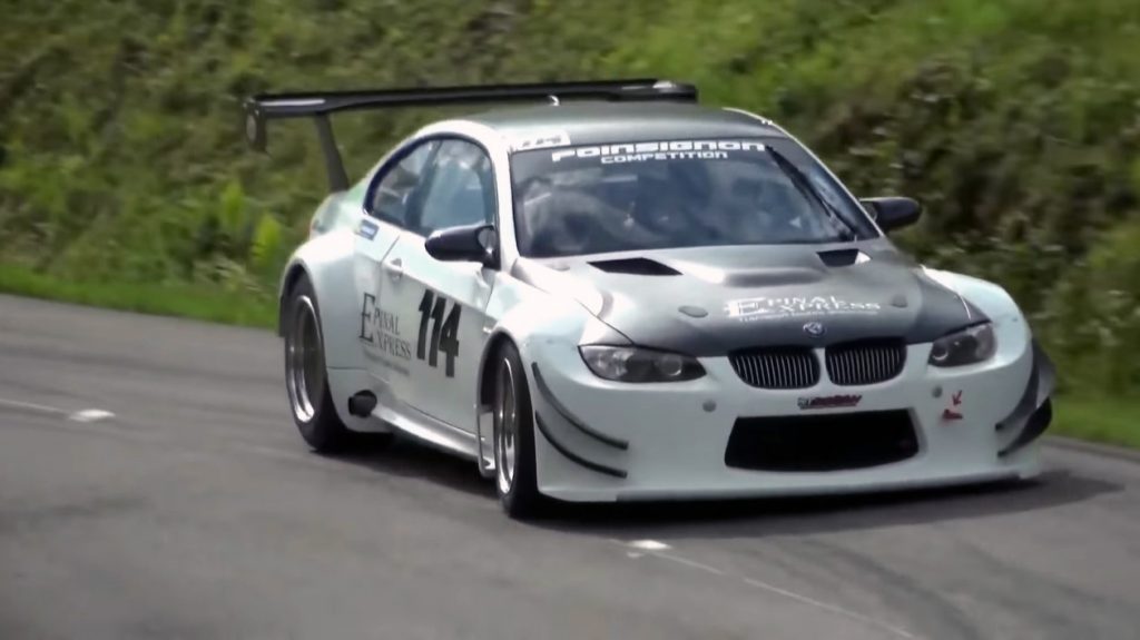 BMW M3 GT2 trapt lekker door op Franse Hillclimb