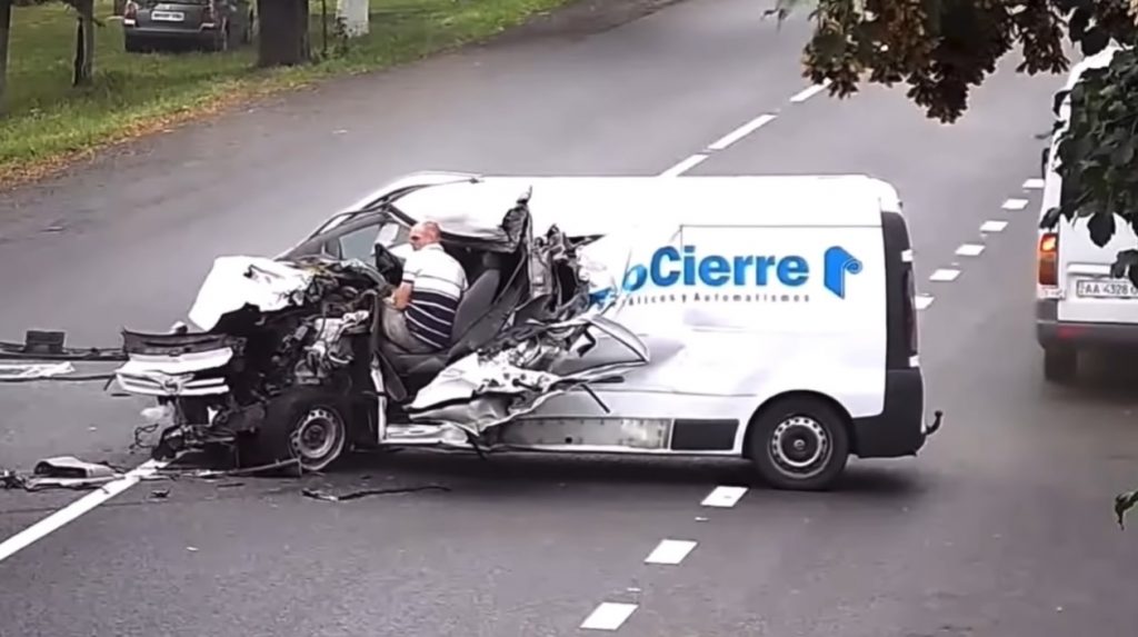 Bellende bestuurder heeft extreem veel geluk bij frontale botsing