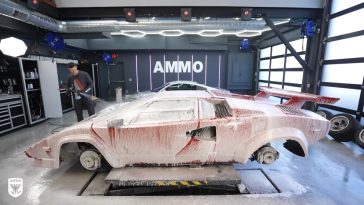Lamborghini Countach barnfind krijgt eerste wasbeurt in 20 jaar