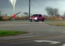 Truck maakt een ritje in een tornado en rijdt gewoon verder