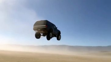 Ford Bronco maakt sprong van 33 meter