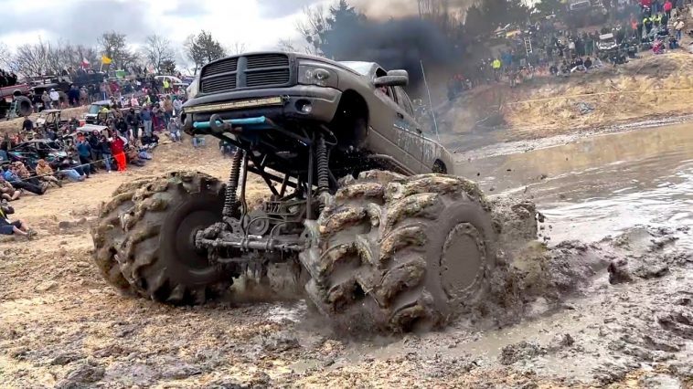 Rednecks spelen in de modder met Mud Trucks