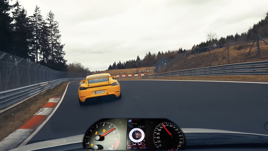 Toyota GR Yaris achtervolgt Cayman GT4 over de 'Ring