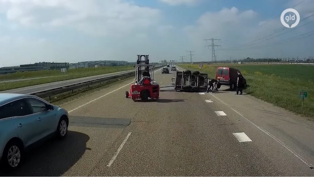 Vrachtwagenchauffeur zet aanhanger recht op de A15 bij Oosterhout