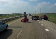 Vrachtwagenchauffeur zet aanhanger recht op de A15 bij Oosterhout