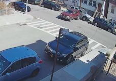 Vrouw ramt geparkeerde auto en slaat op de vlucht