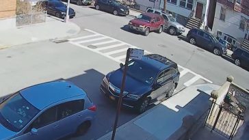 Vrouw ramt geparkeerde auto en slaat op de vlucht