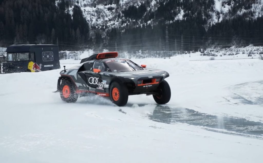 Ken Block in de sneeuw met de Audi RS Q e-tron Dakar