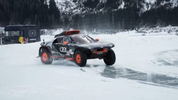 Ken Block in de sneeuw met de Audi RS Q e-tron Dakar