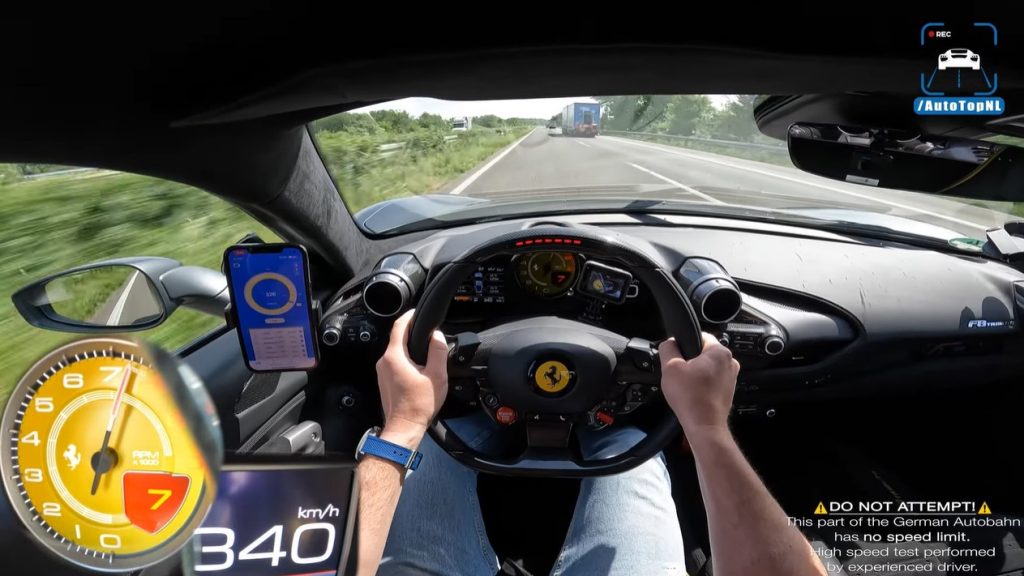 Ferrari F8 scheurt over de Autobahn naar 341 kmh