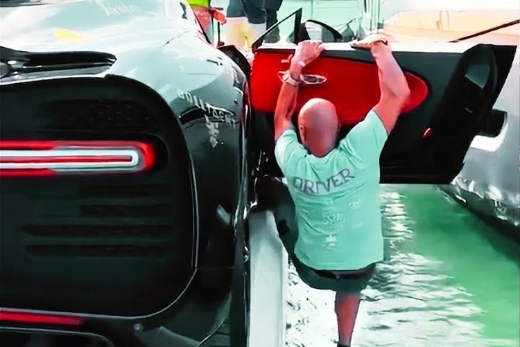 Man hangt aan deur van Bugatti Chiron