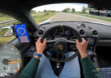 Zie de Porsche Cayman GT4 RS naar topsnelheid blazen
