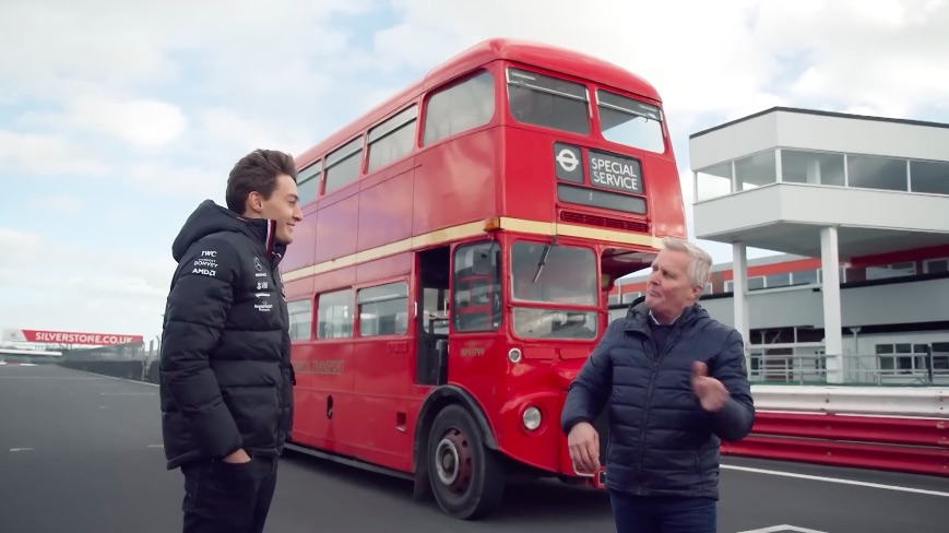 George Russell racet verschillende voertuigen over Silverstone