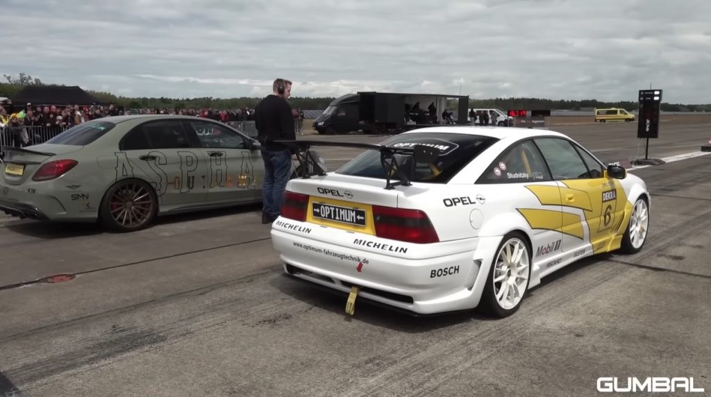 Opel Calibra 4x4 Turbo vs hedendaagse sportauto's