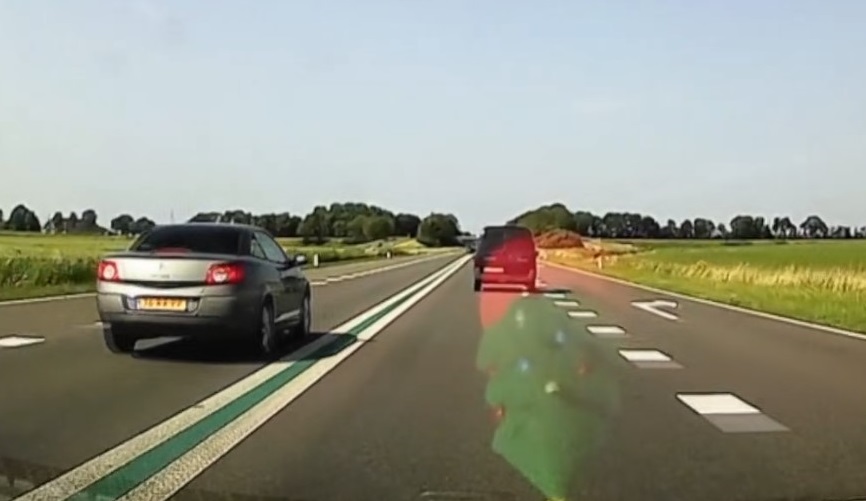 Renault Megane haalt in over doorgetrokken streep op drukke N46