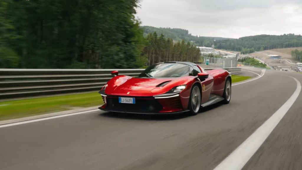 Ferrari Daytona SP3 Rijtest