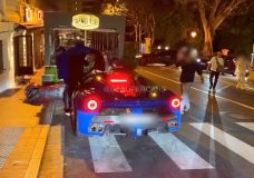Parkeerbediende botst met LaFerrari tegen scooters