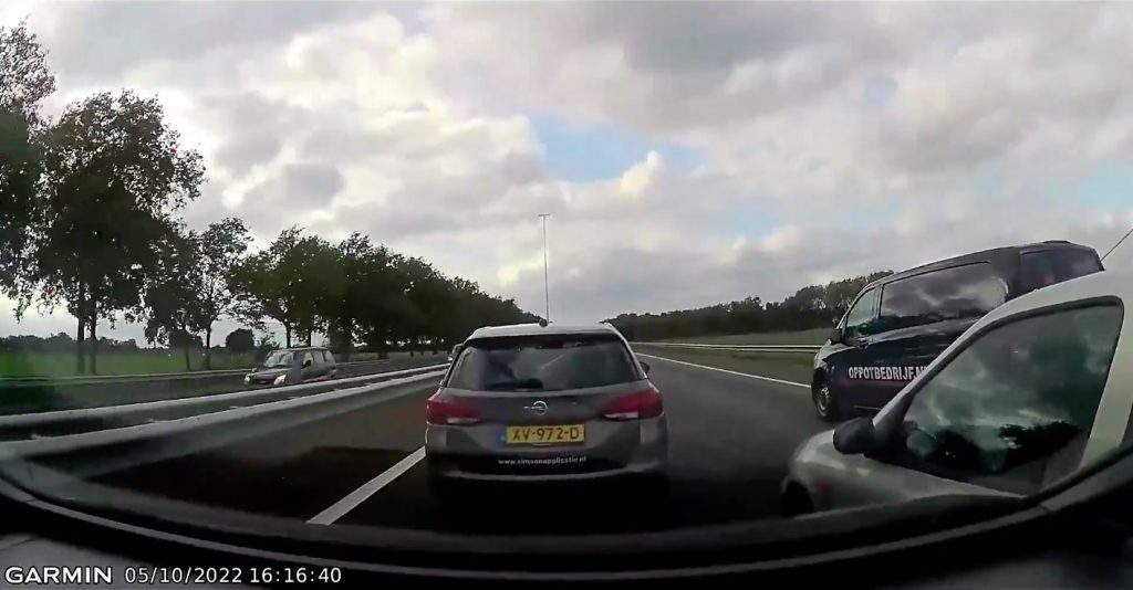 Clio en dashcammer halen gevaarlijke toeren uit op A58