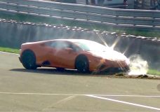 Lamborghini Huracán crasht in de pitlane op Assen