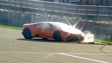 Lamborghini Huracán crasht in de pitlane op Assen