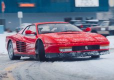 Ferrari Testarossa gaat dwars in de sneeuw