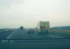 Idiote Audi-bestuurder blokt ambulance op de A28