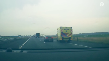 Idiote Audi-bestuurder blokt ambulance op de A28