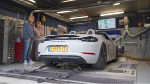 Op de Rollenbank – Porsche 718 Boxster GTS met Techart sticker