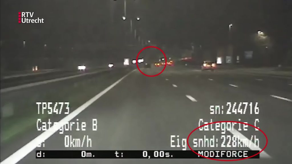 Volvo V40's scheuren achter elkaar over de A28