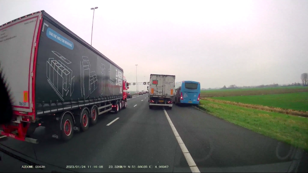 Vrachtwagen drukt snelbuzz van de weg op A27