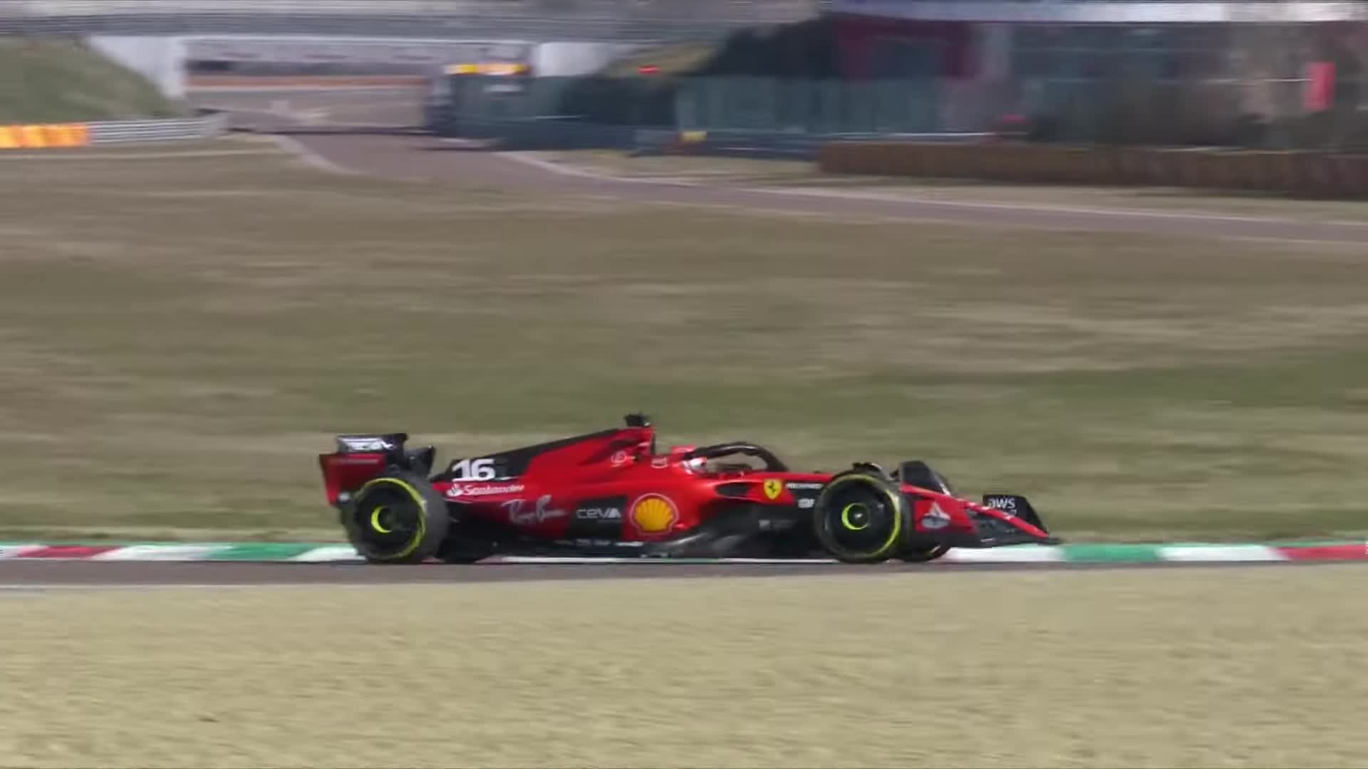 Charles Leclerc voert shakedown uit met Ferrari SF-23 thumbnail 1