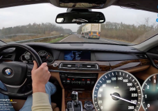 BMW 760Li blaast over de Autobahn naar 250 km:h