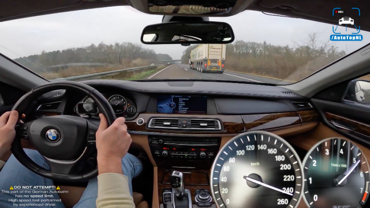 BMW 760Li blaast over de Autobahn naar 250 km:h