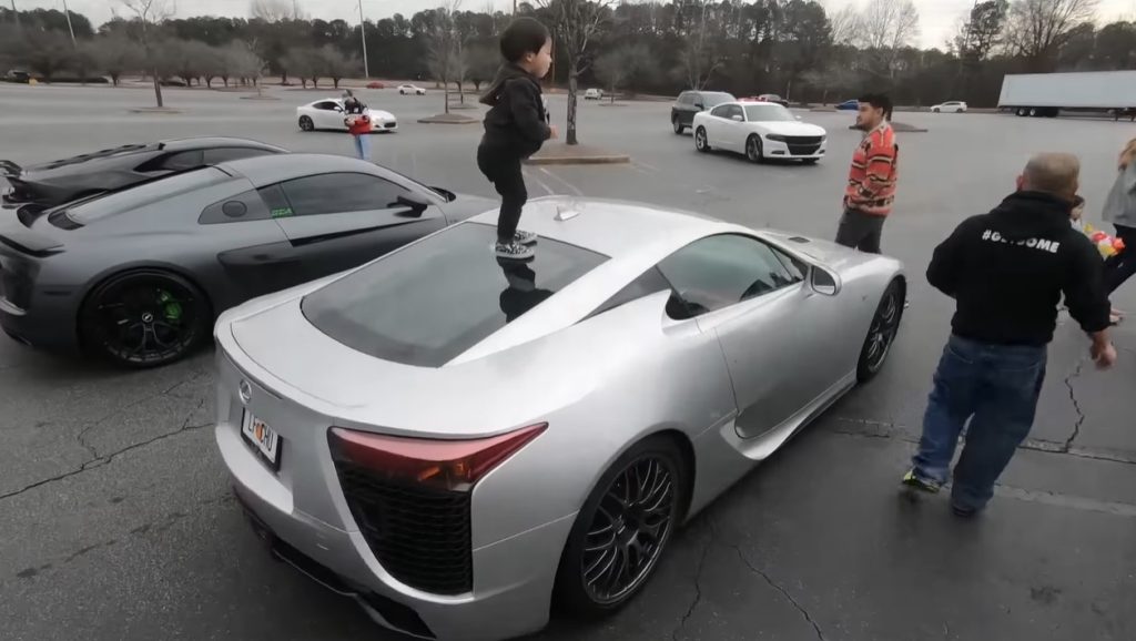 Deze vader laat kinderen over zijn Lexus LFA lopen