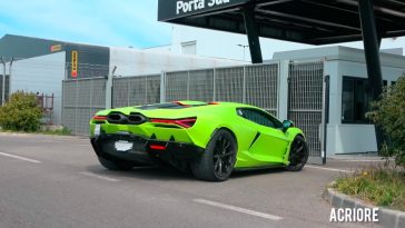 Nieuwe Lamborghini Revuelto's gespot bij de fabriek