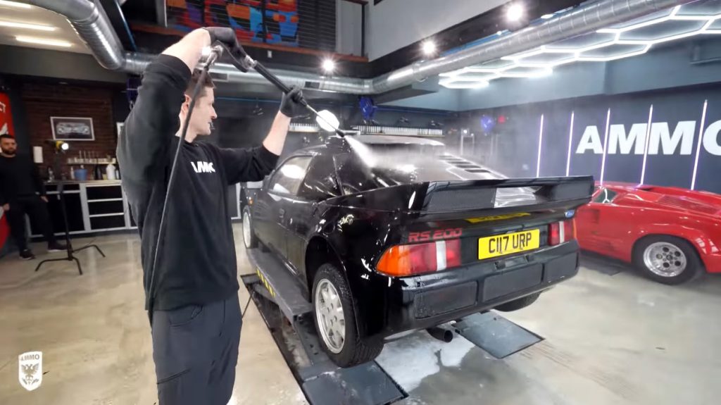 Zie hoe een zeldzame Ford RS200S uitgebreid gepoetst wordt