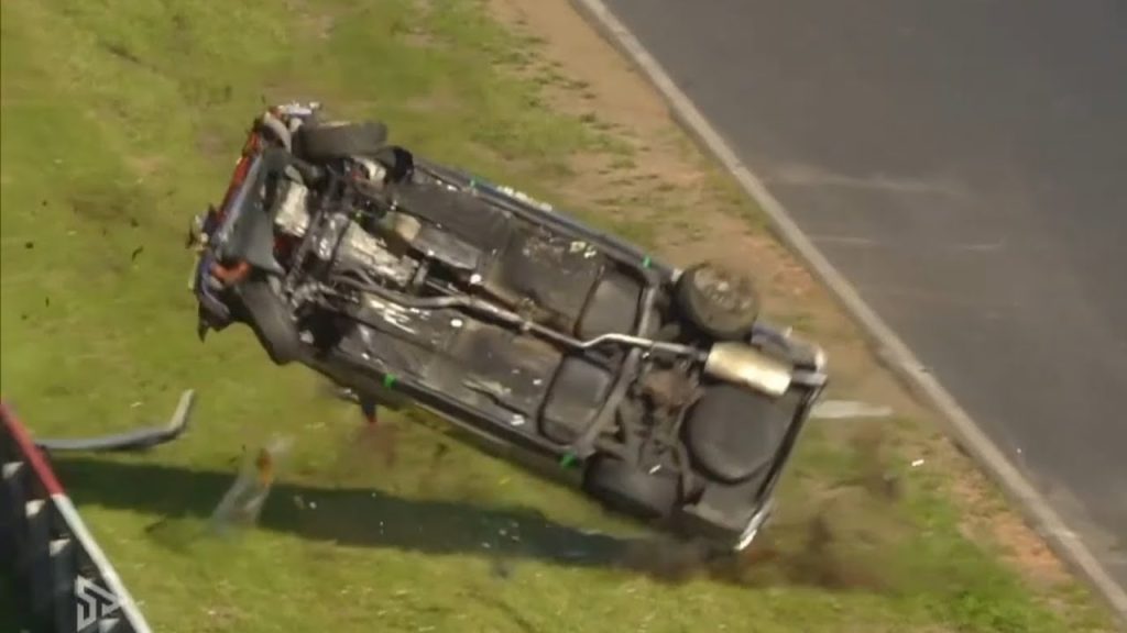 BMW E30 crasht zwaar op de Nürburgring