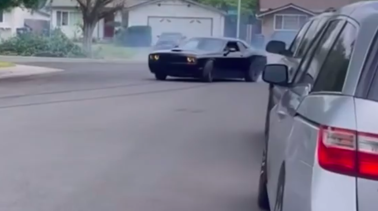 Dodge Challenger drift vol gas door woonwijk