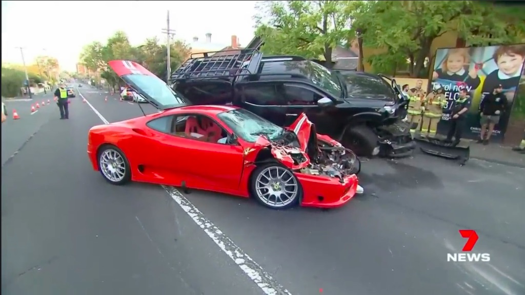 Ferrari 360 CS ramt Pickup bovenop andere auto