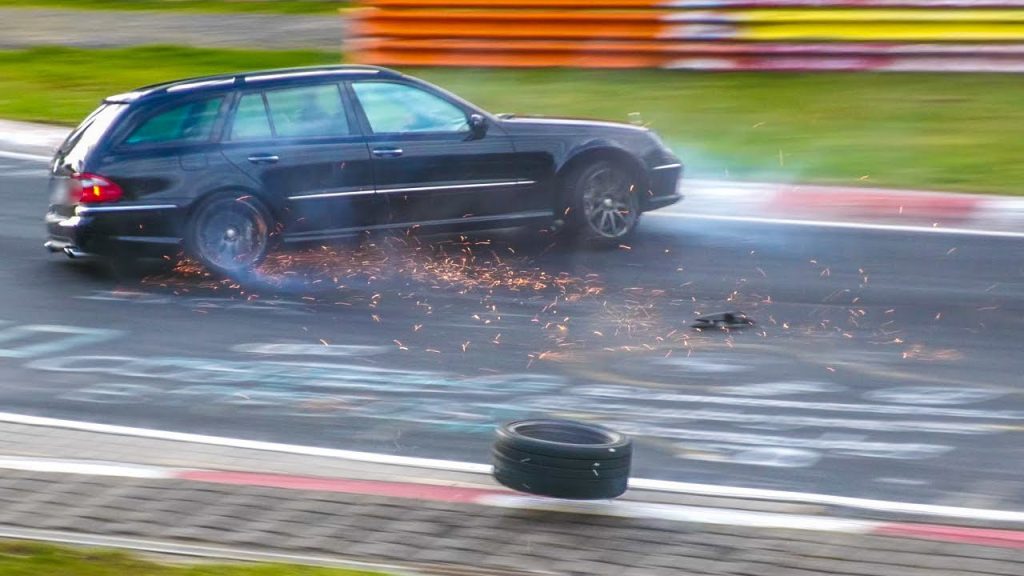 Mercedes E-Klasse Estate verliest wiel op de Nordschleife