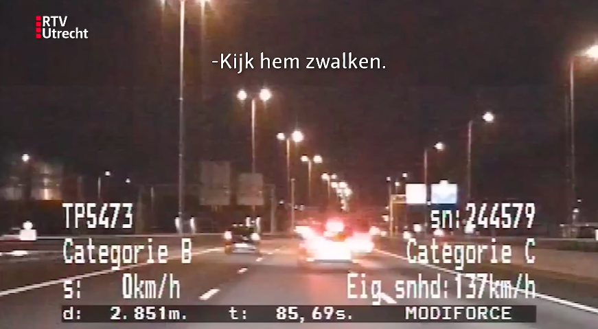 Politie ziet bestuurder slingeren over de A28