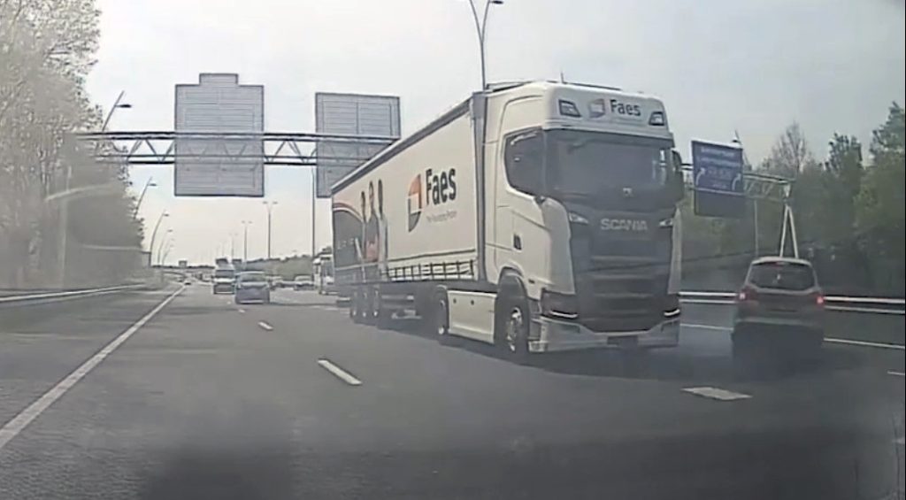 Vrachtwagen tikt auto om op A50