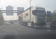 Vrachtwagen tikt auto om op A50