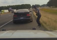 Ford Mustang slaat succesvol op de vlucht voor politie