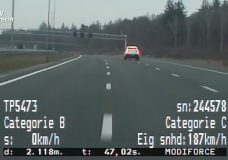 Gehuurde Mercedes GLE raast met 200 km:h over de A27