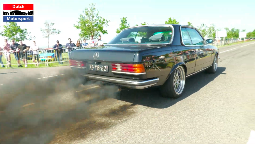 Mercedes 280C doet aan rolling coal